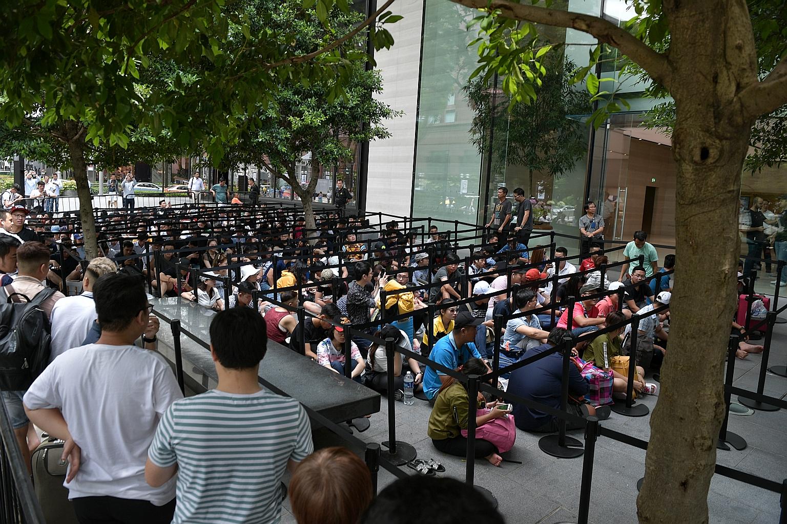 apple long launch-day lines