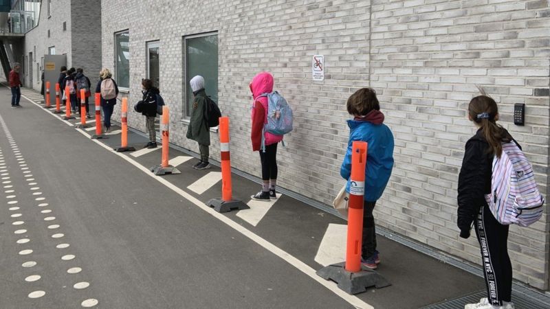student queues in schools